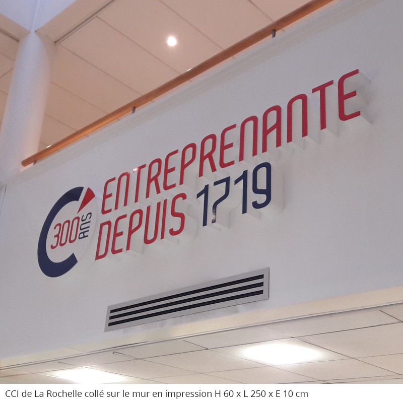 300 ans CCI La Rochelle Logos entreprise en polystyrène géant suspendu au mur