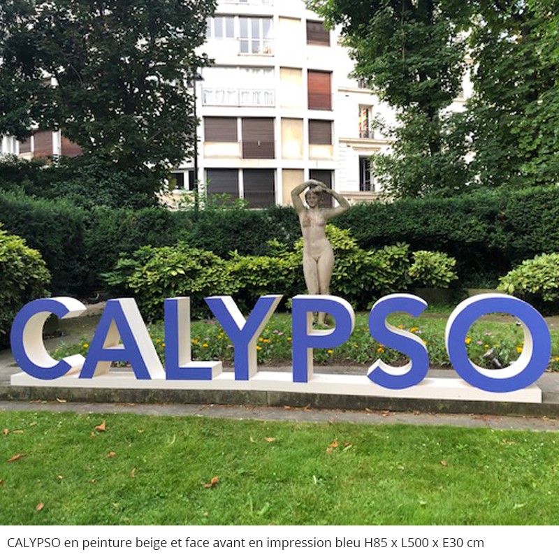 Logo Calypso géant en polystyrène évènements professionnels peinture beige et impression en face avant bleu