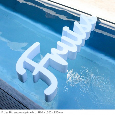 Logo Fruiss Bio géant en polystyrène évènements professionnels polystyrène brut blanc lettres flottantes dans une piscine