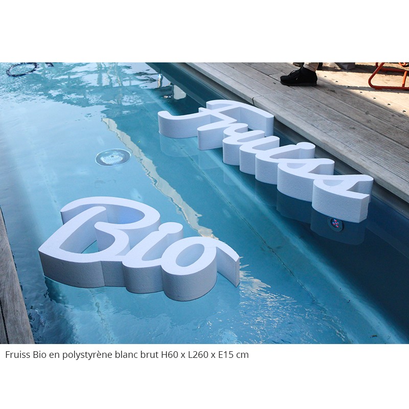 Logo Fruiss Bio géant en polystyrène évènements professionnels polystyrène brut blanc lettres flottantes dans une piscine