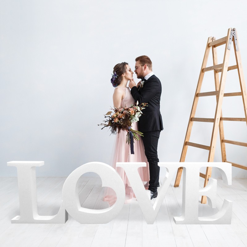 Love en polystyrène pour mariage et saint-valentin photographie en lifestyle devant mari et femme