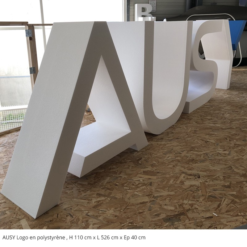 AUSY logo en polystyrène expo derrière fenêtres