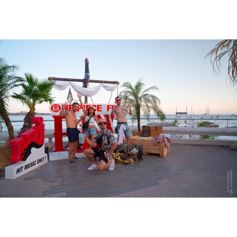 logo géant en polystyrène NRJ