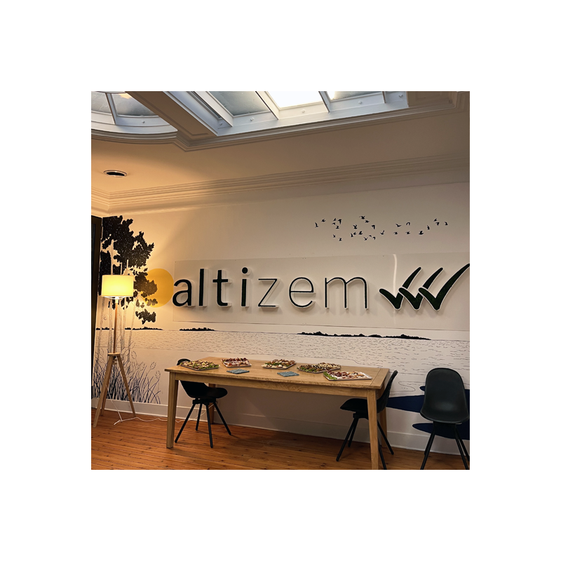 Logo géant en polystyrène et végétal Altizem