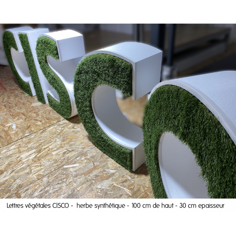 Enseigne lettres végétales 3D en polystyrène Cisco herbe synthétique
