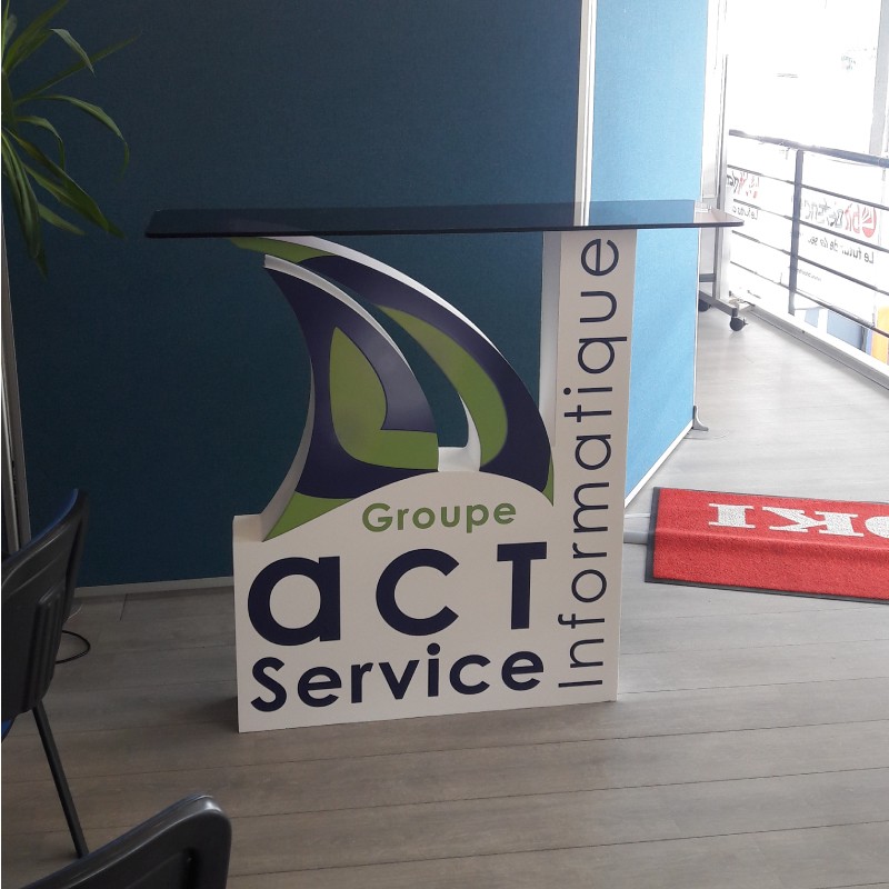 Tables et comptoirs en polystyrène pour stand salon entreprise accueil, plateau en plexi.