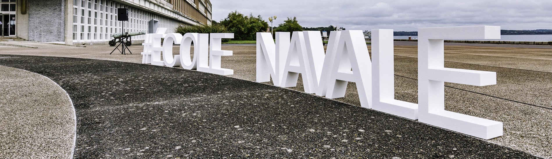 #ÉCOLE NAVALE, LETTRES EN POLYSTYRENE BLANC BRUT H 100 cm L 950 cm EP 25cm , Ecole Navale de Brest