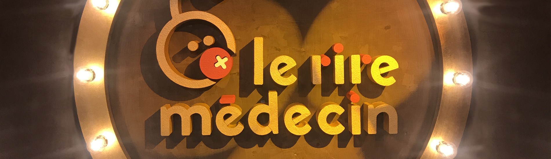 Le Rire Médecin logo en polystyrène peinture lettres géantes évènementiel entreprise